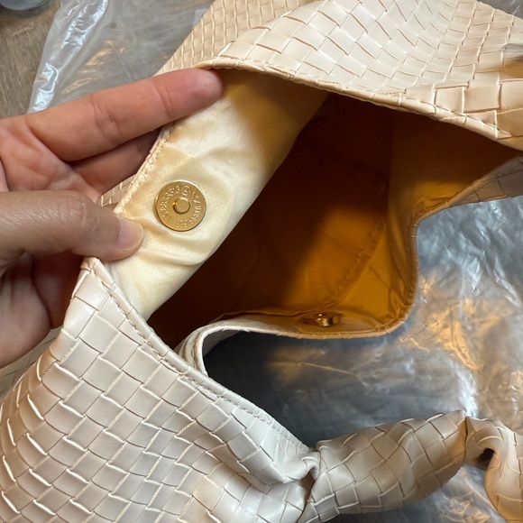 ❗️NEW❗️Elegant Cream Woven Women's Bag - Picture 5 of 7